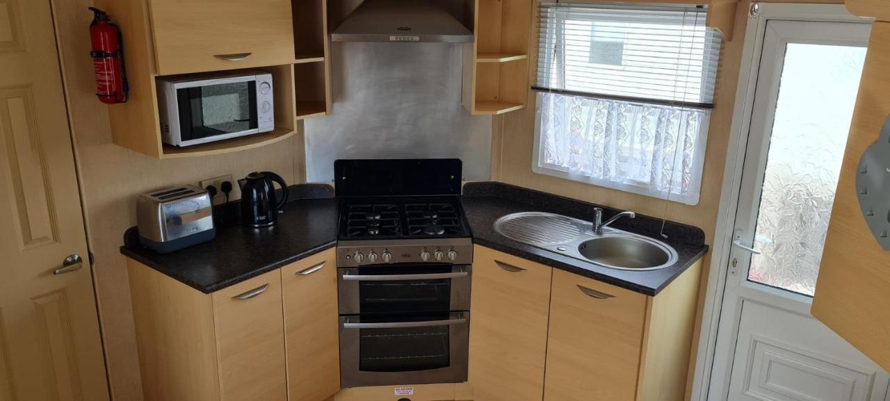 Lovely Caravan With Decking At Coral Beach Park In Lincolnshire Ref 77001C Hotel Ingoldmells Exterior photo
