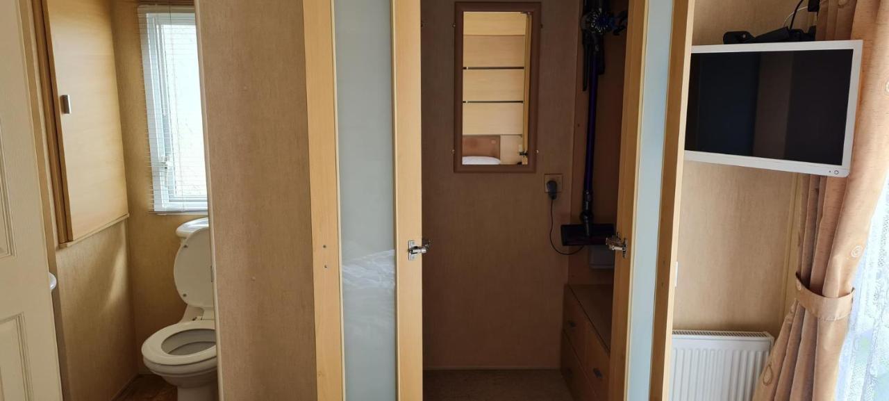 Lovely Caravan With Decking At Coral Beach Park In Lincolnshire Ref 77001C Hotel Ingoldmells Exterior photo