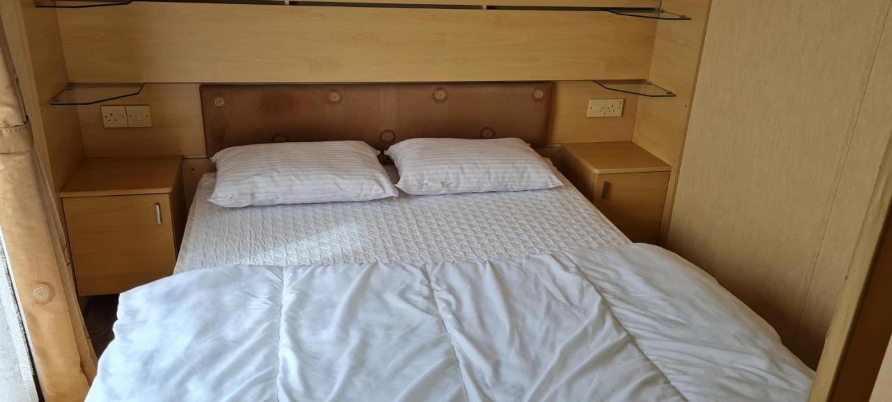 Lovely Caravan With Decking At Coral Beach Park In Lincolnshire Ref 77001C Hotel Ingoldmells Exterior photo